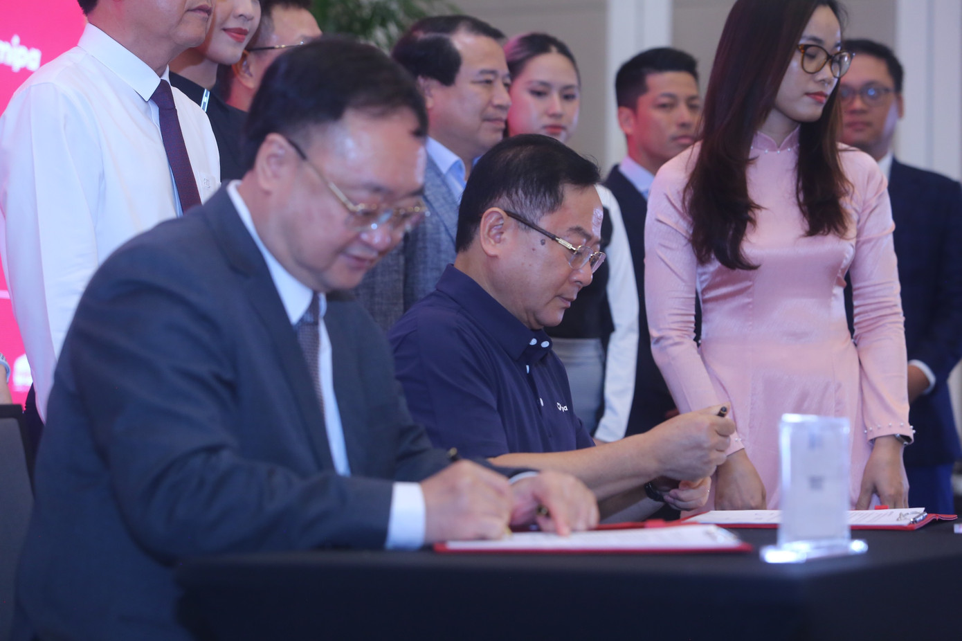 Nhà báo Lê Xuân Sơn - Tổng Biên tập báo Tiền Phong, đồng Trưởng Ban tổ chức giải và ông Trần Lê Phương - Phó Tổng Giám đốc Đối ngoại VinFast ký kết hợp đồng tài trợ.