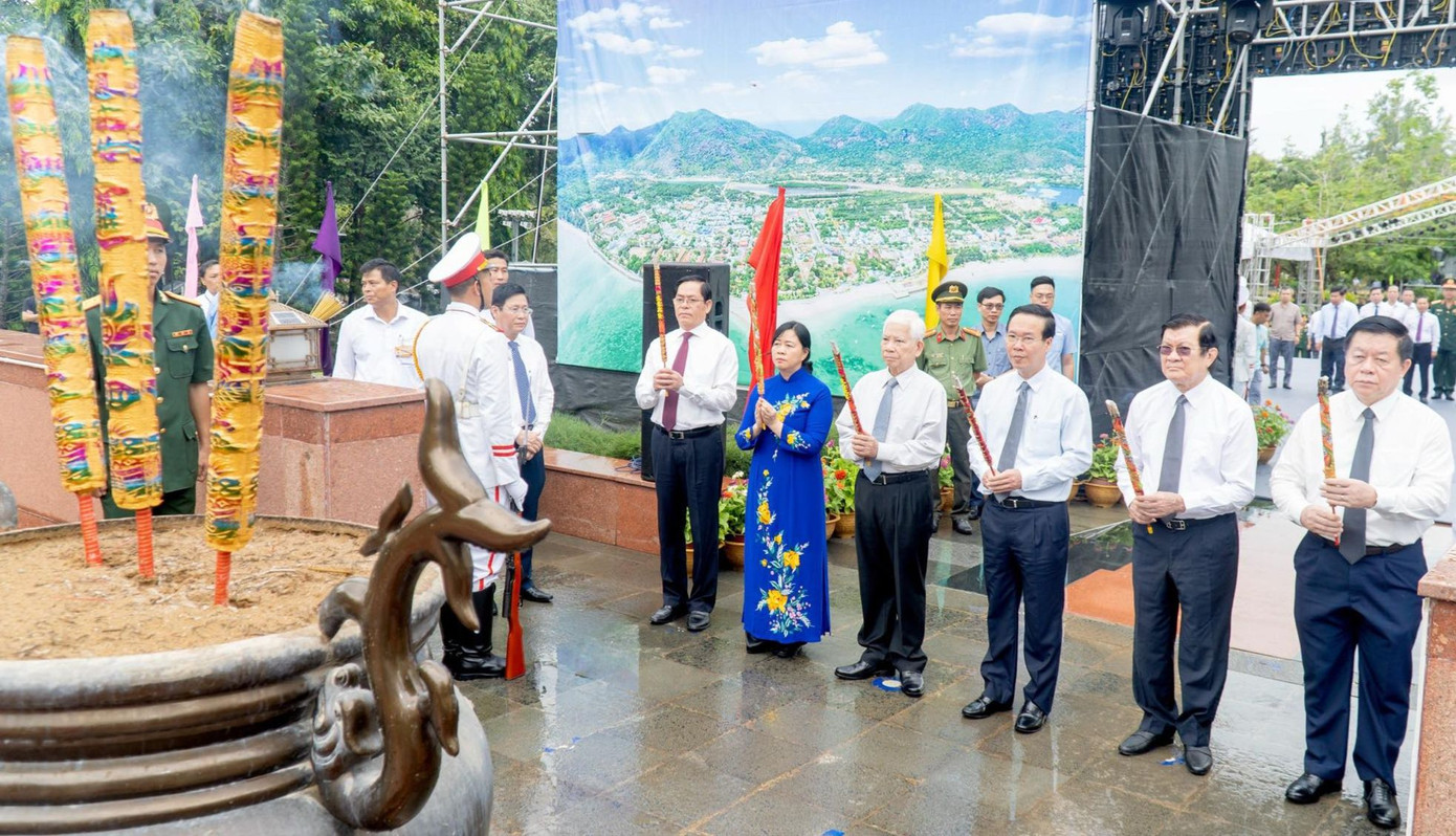 Chủ tịch nước Võ Văn Thưởng cùng các đồng chí lãnh đạo, nguyên lãnh đạo Đảng, Nhà nước dâng hương tại Nghĩa trang Hàng Dương.