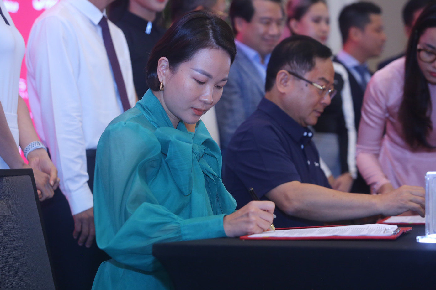 Nhà báo Lê Xuân Sơn - Tổng Biên tập báo Tiền Phong, đồng Trưởng Ban tổ chức giải và bà Nguyễn Thị Mai Hương - Phó Tổng Giám đốc Vận hành Vinpearl Golf ký kết hợp đồng tài trợ.