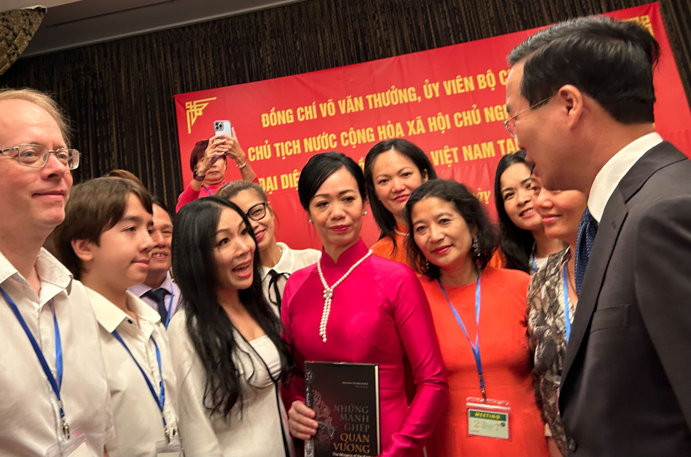 Chủ tịch nước thân mật trò chuyện với kiều bào. (Ảnh: Lê Xuân Sơn) Chủ tịch nước thân mật trò chuyện với kiều bào. (Ảnh: Lê Xuân Sơn)