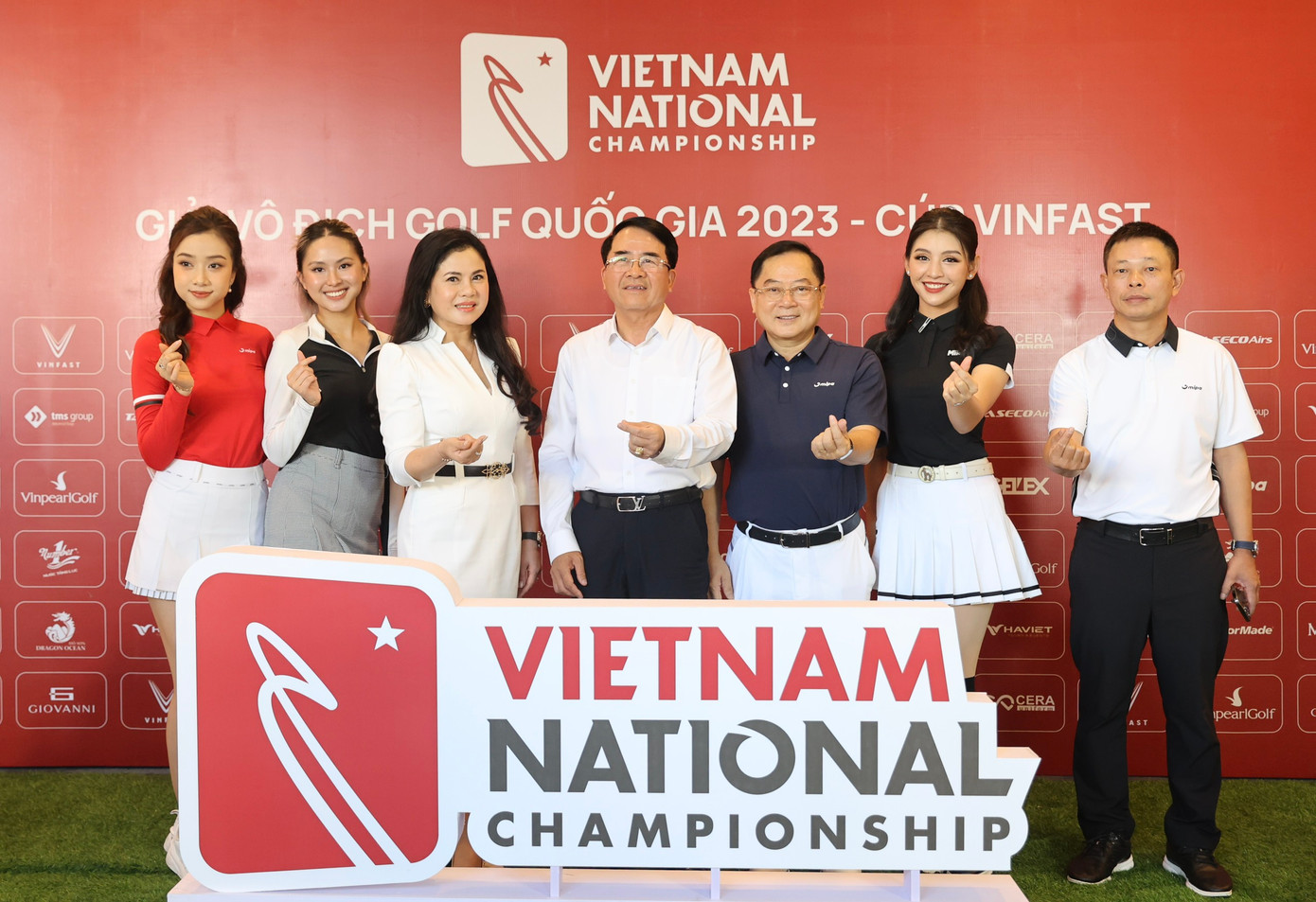 Ban tổ chức Giải Vô địch Golf Quốc gia năm 2023 - Cúp VinFast cùng các khách mời chụp hình lưu niệm trước giờ họp báo.