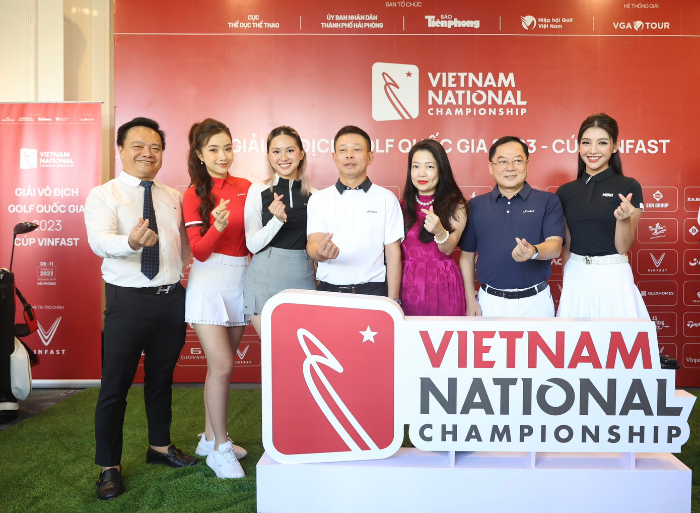 Ban Tổ chức Giải Vô địch Golf Quốc gia năm 2023 - Cúp VinFast chụp hình lưu niệm cùng các đại biểu, khách mời.