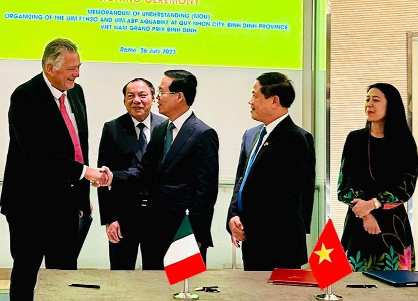 Chủ tịch nước Võ Văn Thưởng trò chuyện với ông Nicolo de Germano. (Ảnh: Lê Xuân Sơn) Chủ tịch nước Võ Văn Thưởng trò chuyện với ông Nicolo de Germano. (Ảnh: Lê Xuân Sơn)