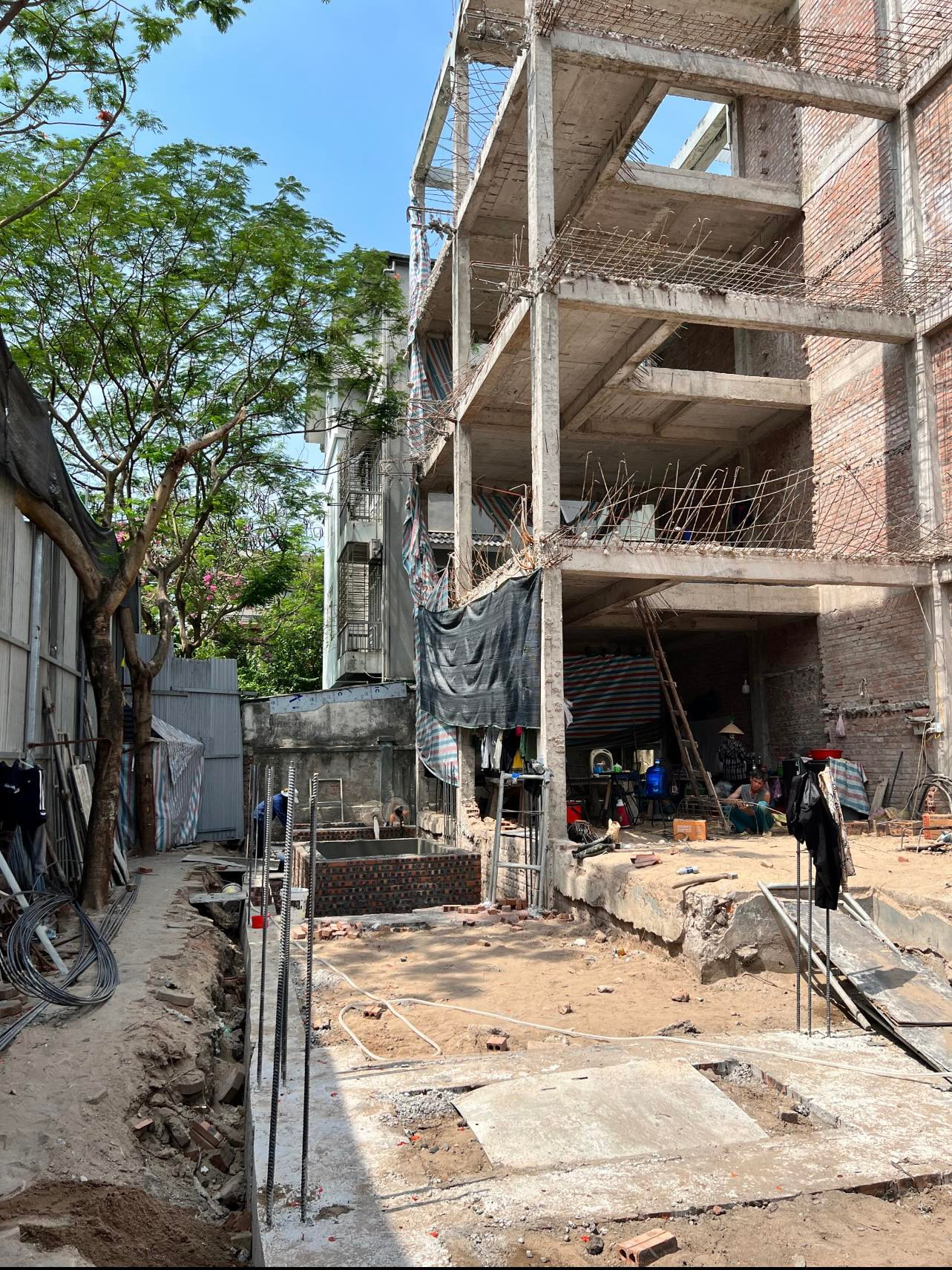 Một công trình phá bỏ kiến trúc của dự án được duyệt, tự ý mở rộng phạm vi xây dựng đang triển khai. Một công trình phá bỏ kiến trúc của dự án được duyệt, tự ý mở rộng phạm vi xây dựng đang triển khai.