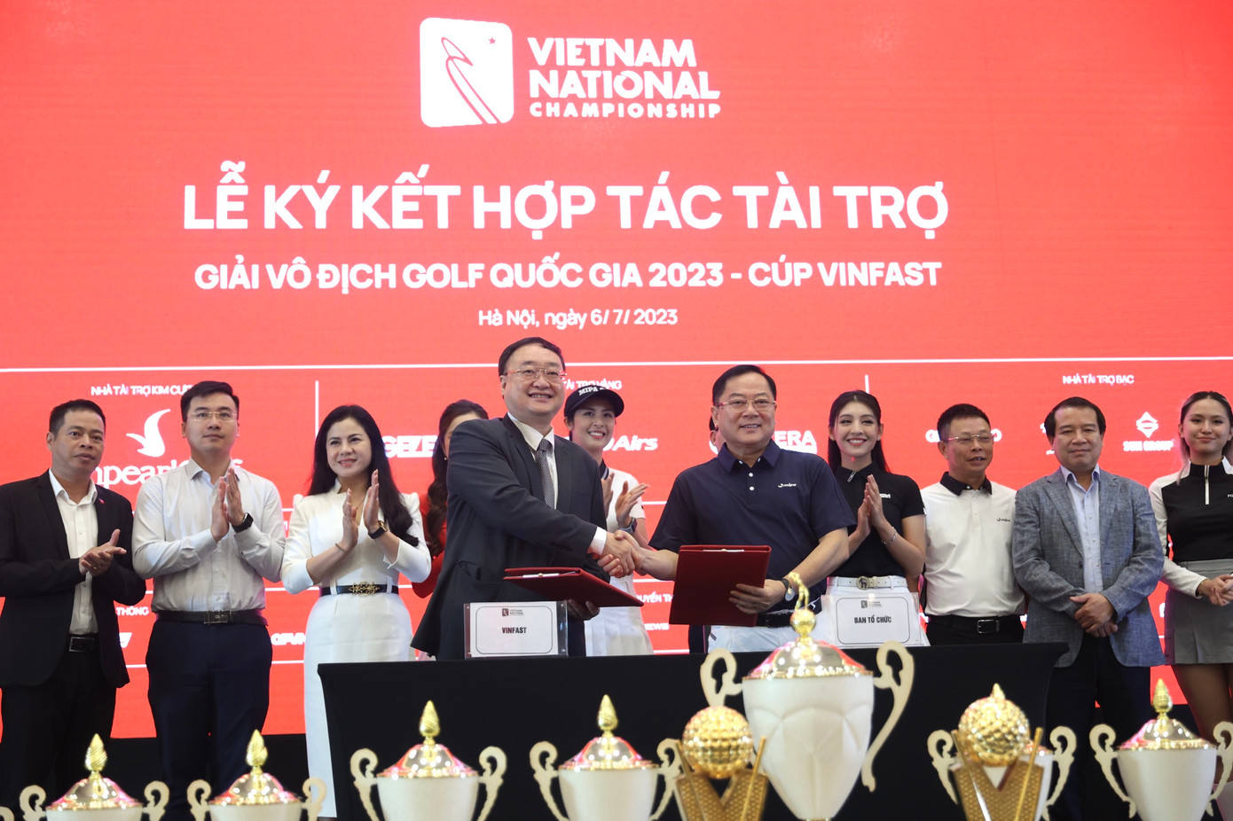 Nhà báo Lê Xuân Sơn - Tổng Biên tập báo Tiền Phong, đồng Trưởng Ban tổ chức giải và ông Trần Lê Phương - Phó Tổng Giám đốc Đối ngoại VinFast ký kết hợp đồng tài trợ.