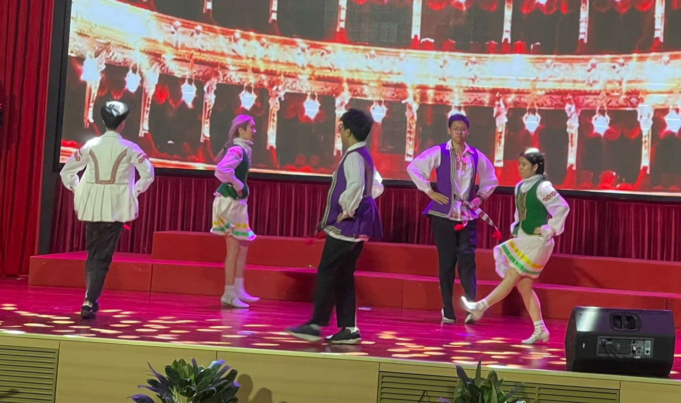 Các bạn trẻ Việt trình diễn điệu múa Belarus. (Ảnh: L.A) Các bạn trẻ Việt trình diễn điệu múa Belarus. (Ảnh: L.A)