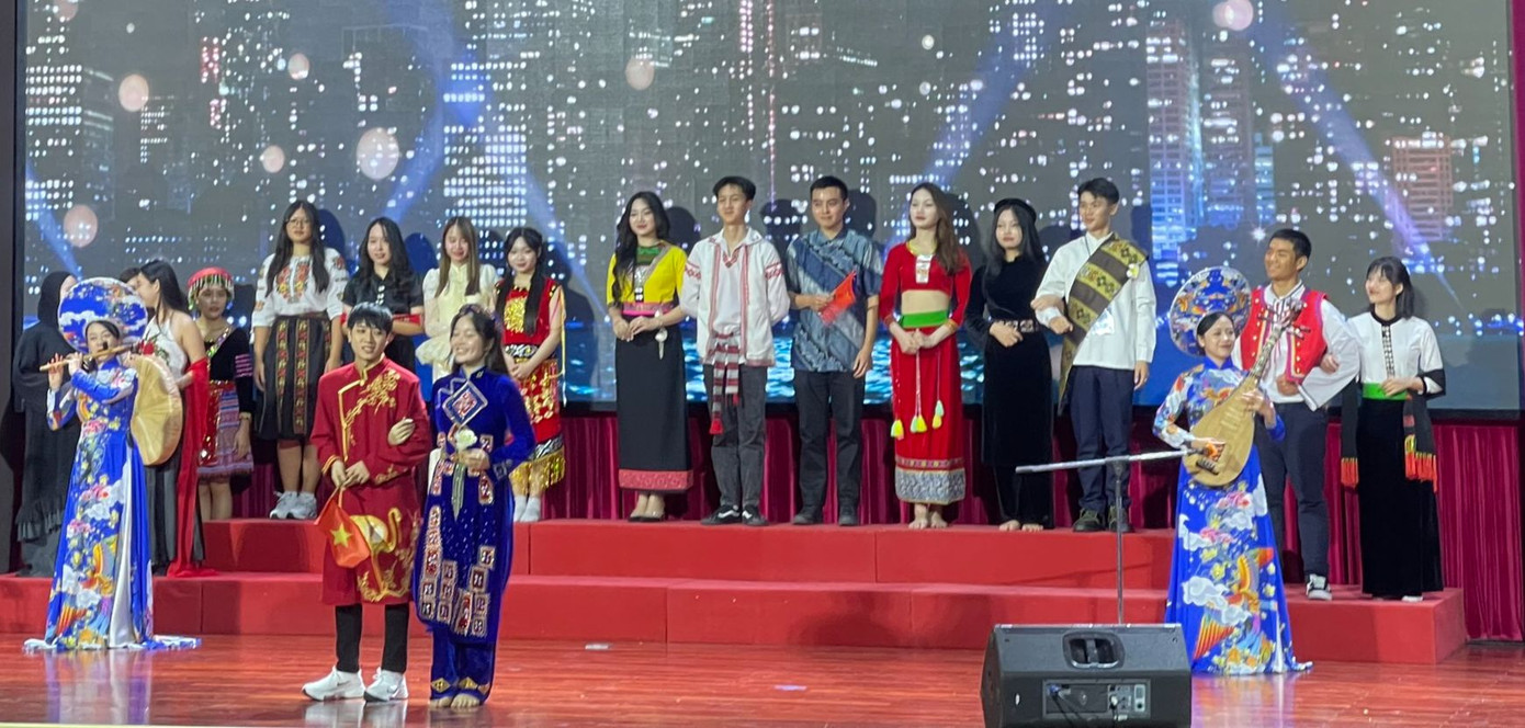 Trang phục các dân tộc Việt Nam được các bạn trẻ kiều bào trình diễn. (Ảnh: L.A) Trang phục các dân tộc Việt Nam được các bạn trẻ kiều bào trình diễn. (Ảnh: L.A)