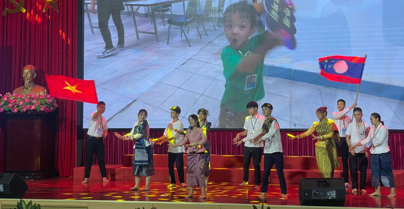 "Tình Việt - Lào" qua phần thể hiện của các bạn trẻ Việt tại Lào. (Ảnh: L.A) "Tình Việt - Lào" qua phần thể hiện của các bạn trẻ Việt tại Lào. (Ảnh: L.A)