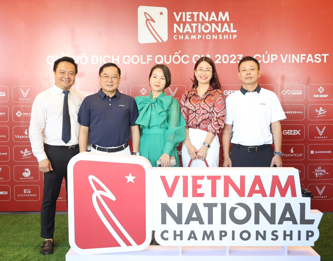 Ban Tổ chức Giải Vô địch Golf Quốc gia năm 2023 - Cúp VinFast chụp hình lưu niệm cùng các đại biểu, khách mời.