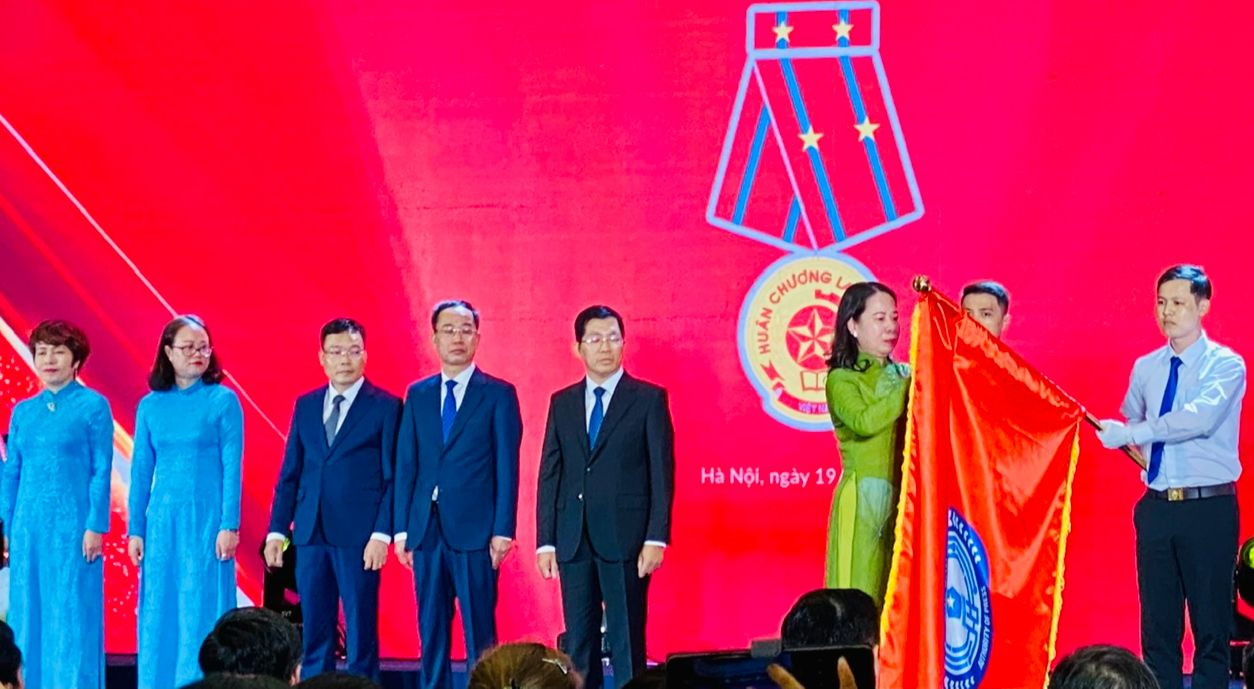 Thừa ủy quyền của Chủ tịch nước, Phó Chủ tịch nước Võ Thị Ánh Xuân thực hiện nghi thức trao Huân chương Lao động hạng Nhì tặng Cục Báo chí vì có thành tích xuất sắc trong công tác từ năm 2016 - 2020, góp phần vào sự nghiệp xây dựng Chủ nghĩa xã hội và bảo vệ Tổ quốc. (Ảnh: Lê Việt)