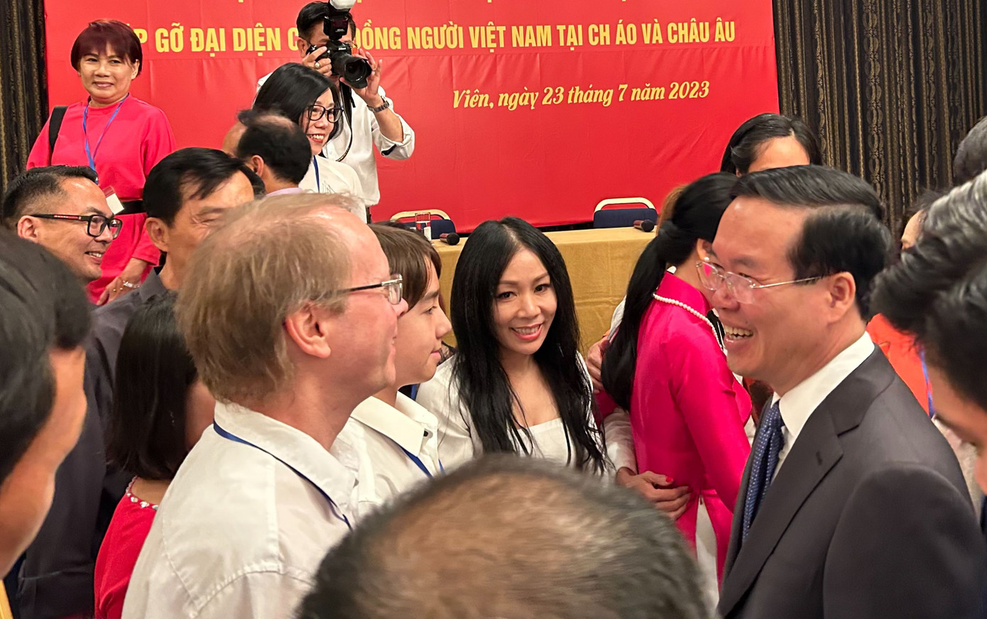 Chủ tịch nước thân mật trò chuyện với kiều bào. (Ảnh: Lê Xuân Sơn) Chủ tịch nước thân mật trò chuyện với kiều bào. (Ảnh: Lê Xuân Sơn)