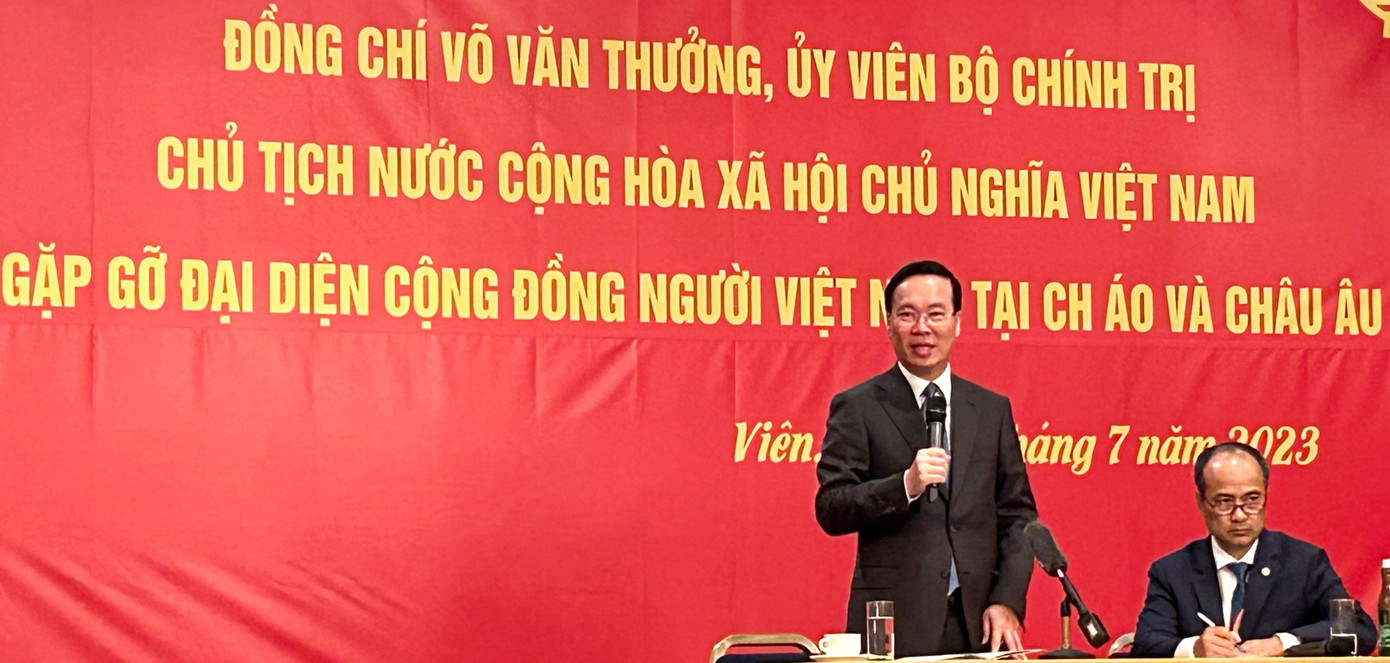 Chủ tịch nước Võ Văn Thưởng nói chuyện với đại diện cộng đồng người Việt Nam ở Áo và châu Âu. (Ảnh: Lê Xuân Sơn) Chủ tịch nước Võ Văn Thưởng nói chuyện với đại diện cộng đồng người Việt Nam ở Áo và châu Âu. (Ảnh: Lê Xuân Sơn)