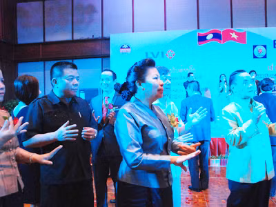 Thủ tướng Lào (bìa phải) vui múa lăm vông . Thủ tướng Lào (bìa phải) vui múa lăm vông