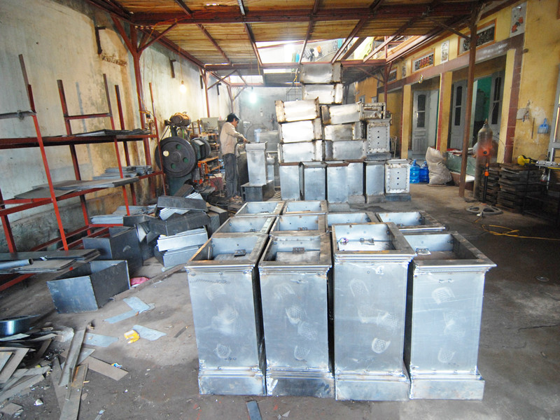Bên trong xưởng cơ khí, kim khí Việt Tiệp, chế tạo két bạc ở làng Đại Tự. Bên trong xưởng cơ khí, kim khí Việt Tiệp, chế tạo két bạc ở làng Đại Tự