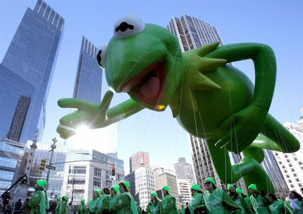 Trái bóng bay lớn hình chú ếch Kermit. Trái bóng bay lớn hình chú ếch Kermit.
