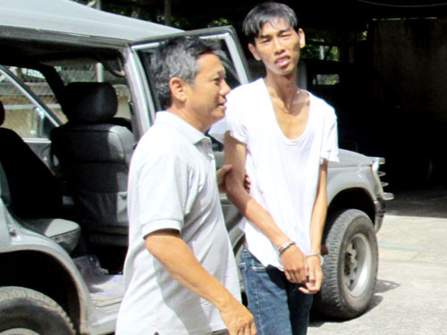 Tên cướp giết người Nguyễn Phương Anh, tay bị còng bị trinh sát bắt và dẫn giải