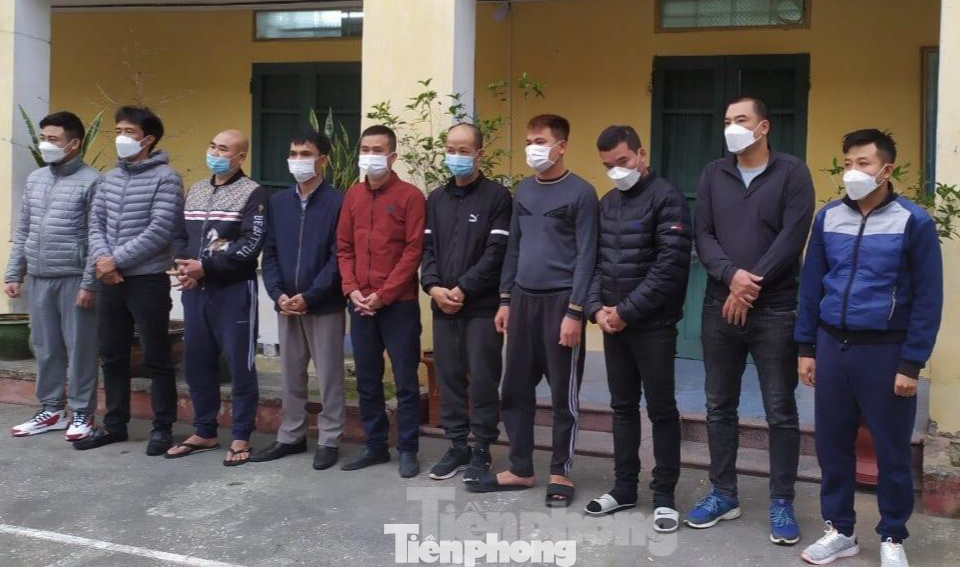 Thắng "Sơn" (thứ 3, từ phải sang) và 9 đàn em trong đường dây cờ bạc nghìn tỷ. Ảnh: Hoàng Long