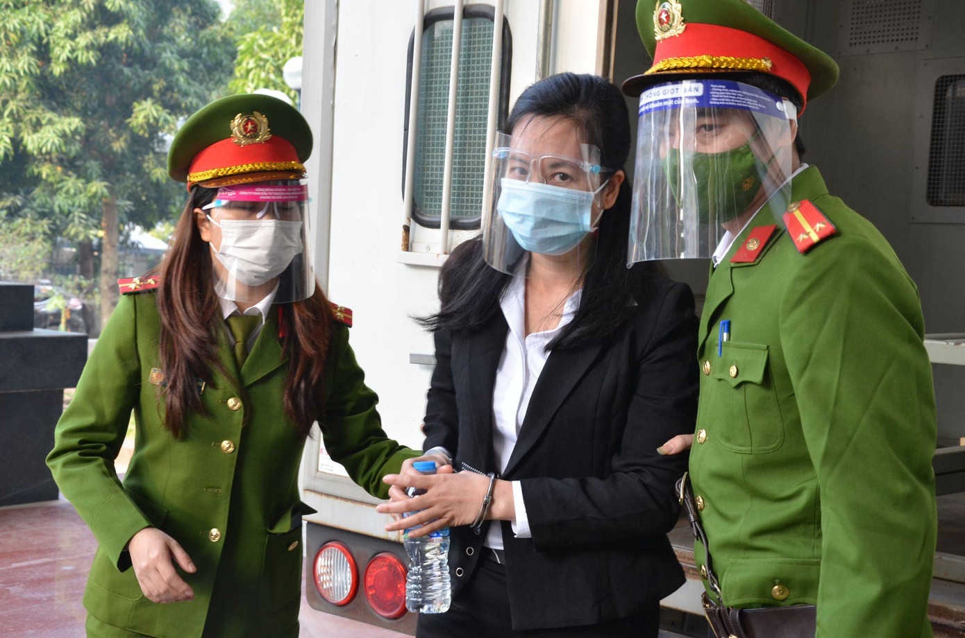 Bị cáo Trần Kim Oanh, cựu Phó Hiệu trưởng kiêm Phó Viện trưởng Viện Đào tạo liên tục Bị cáo Trần Kim Oanh, cựu Phó Hiệu trưởng kiêm Phó Viện trưởng Viện Đào tạo liên tục