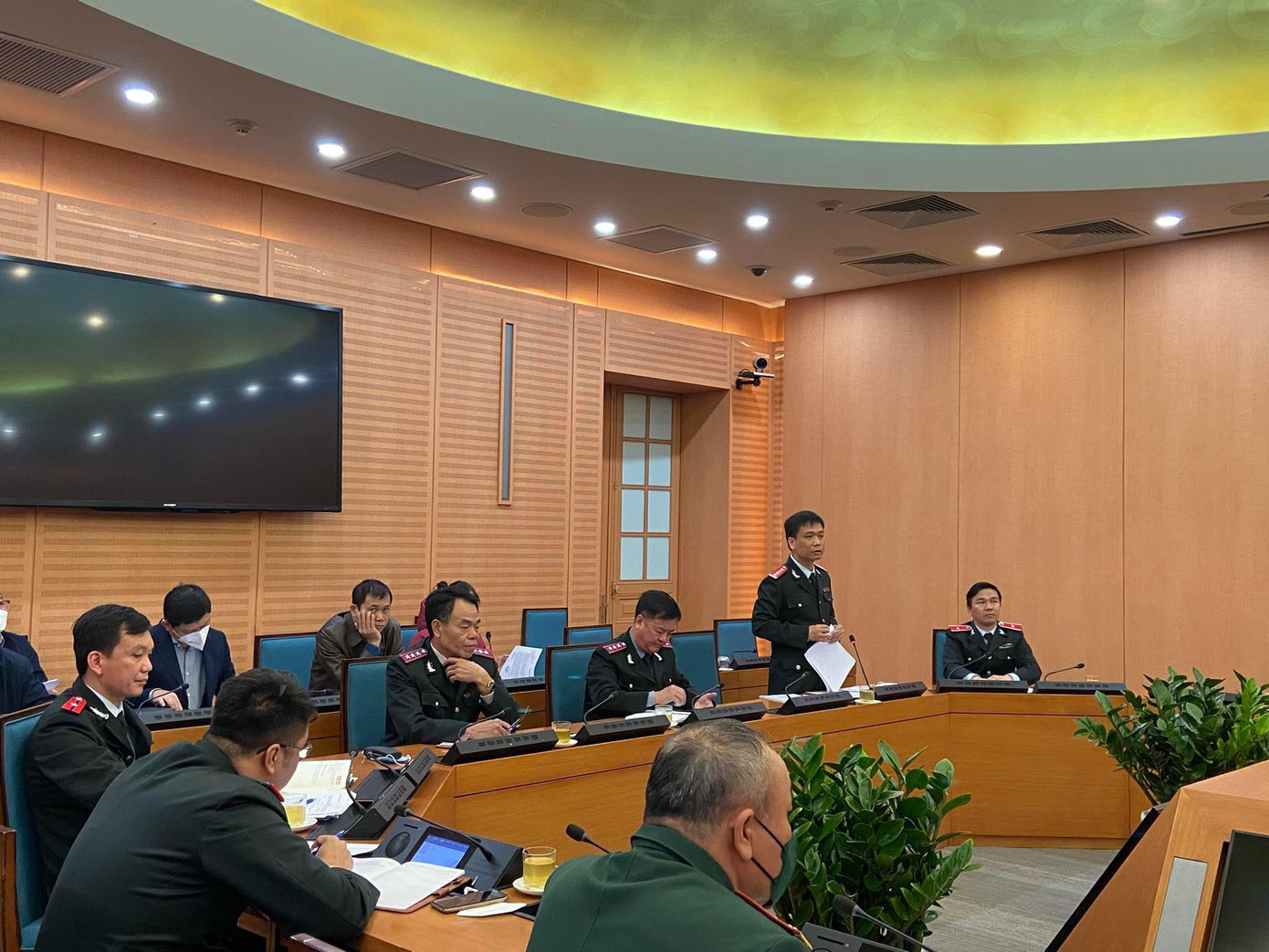 Ông Nguyễn Mạnh Cường (đứng) - Tổ trưởng Tổ Kiểm tra công bố quyết định kiểm tra.