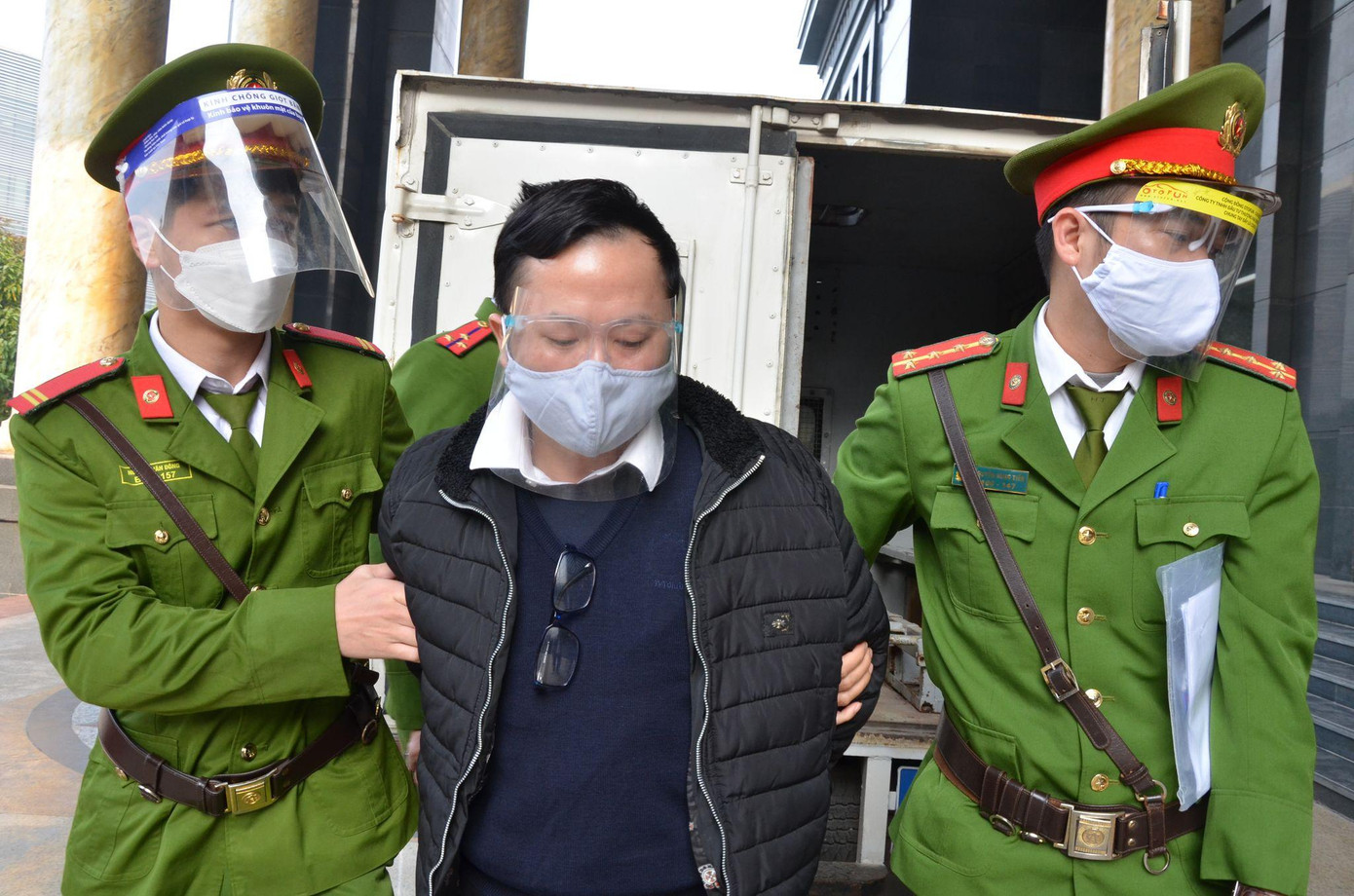 Bị cáo Dương Văn Hòa được dẫn giải ra toà vào sáng 23/12. Bị cáo Dương Văn Hòa được dẫn giải ra toà vào sáng 23/12.