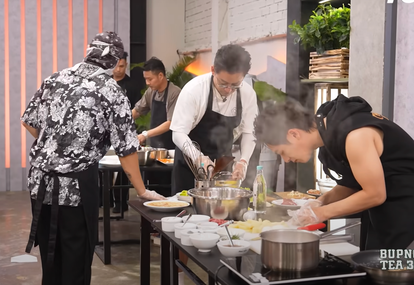 Các anh tài vượt thử thách vào bếp. Các anh tài vượt thử thách vào bếp.