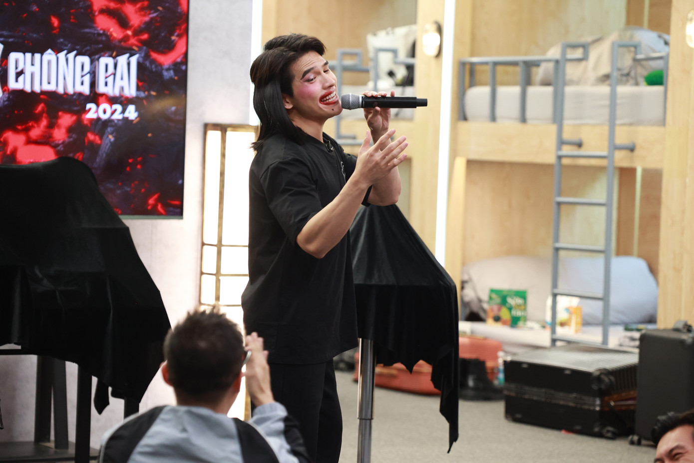 Quốc Thiên đang giả giọng nữ ca sĩ Hồng Ngọc trong một cuộc thi vui giữa các anh tài. Quốc Thiên đang giả giọng nữ ca sĩ Hồng Ngọc trong một cuộc thi vui giữa các anh tài.