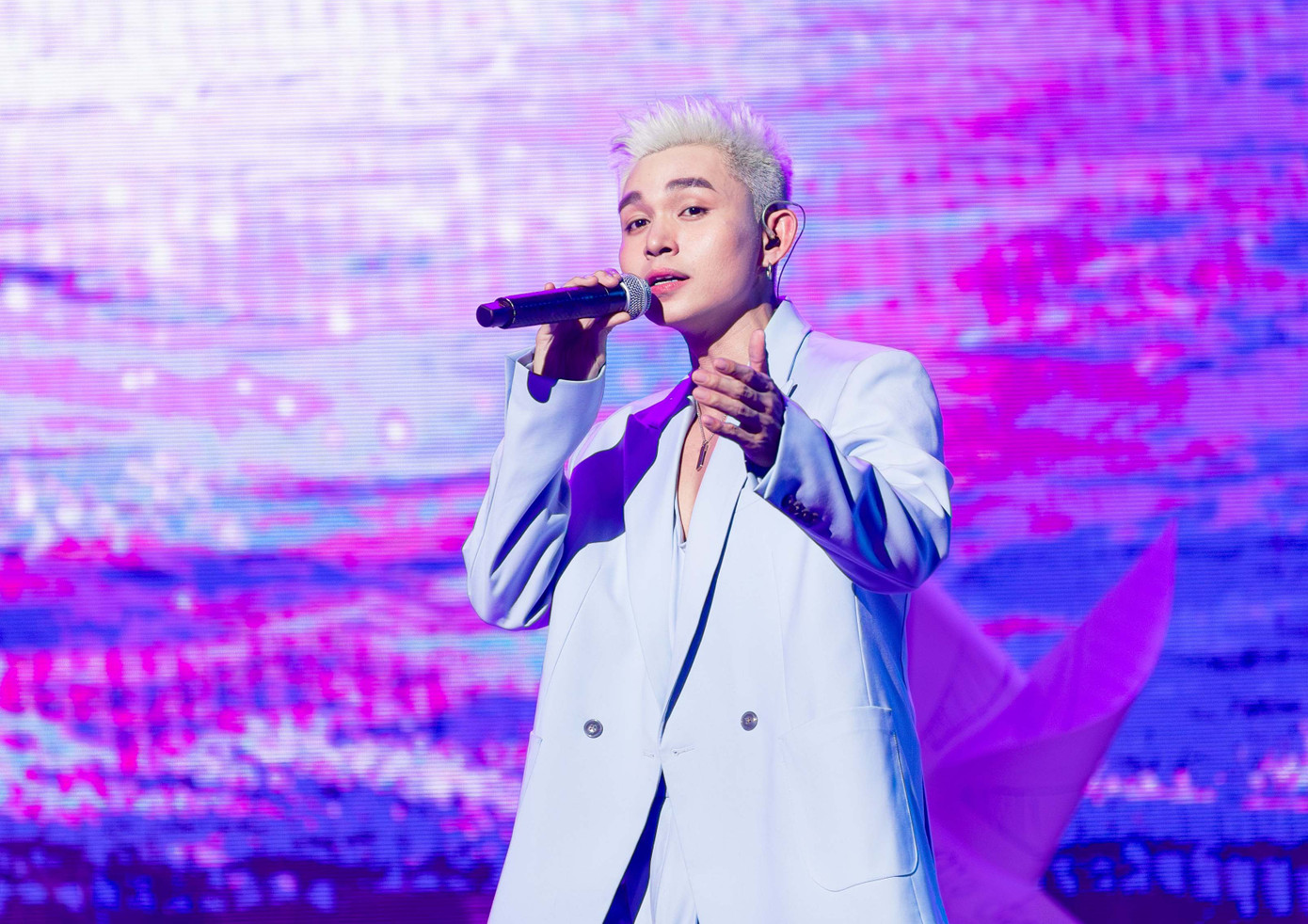 Jun Phạm chứng tỏ sức hút với 350 khán giả trường quay. Ảnh: BTC