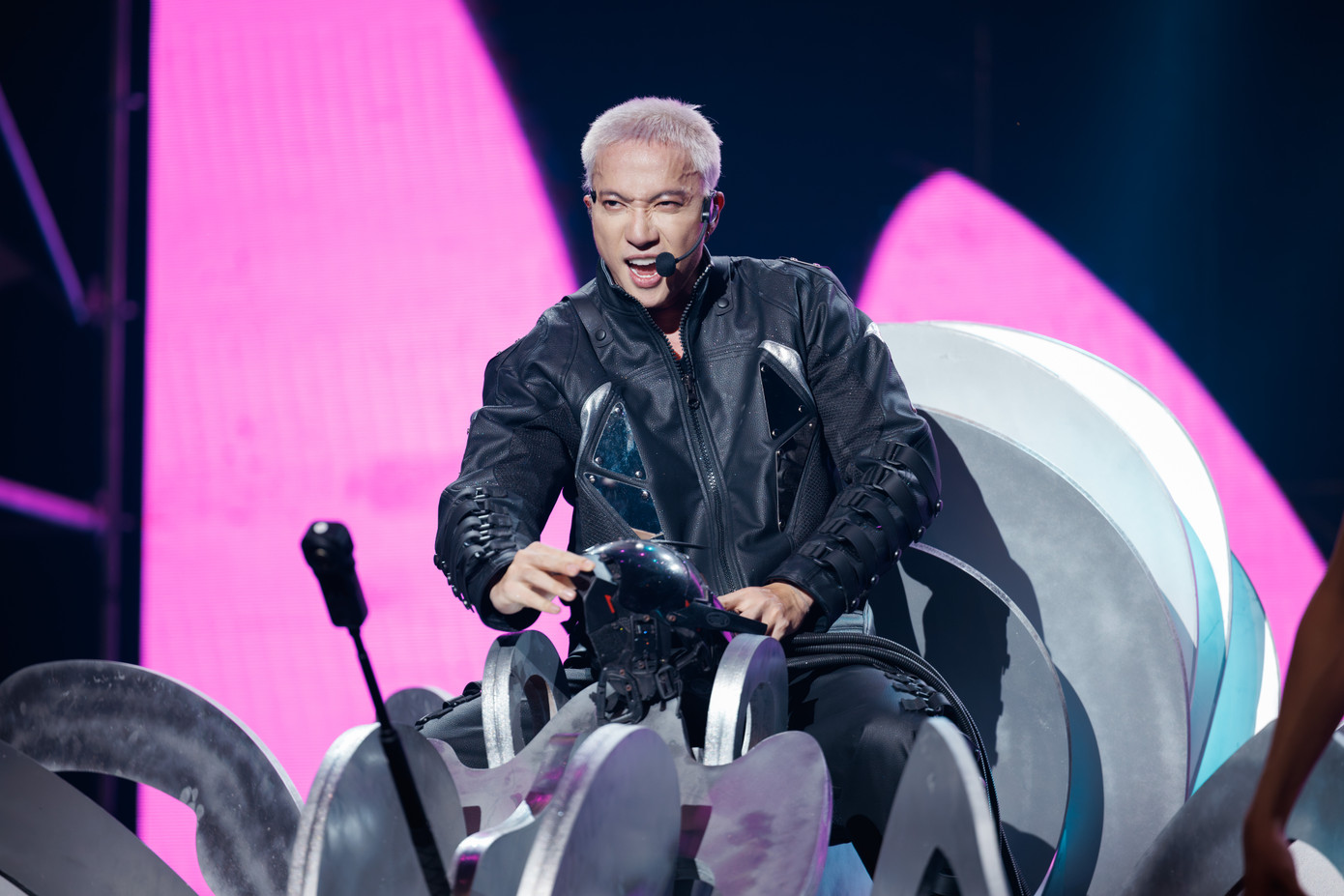 Ngoại hình sáng sân khấu góp phần tăng điểm hỏa lực cho anh tài ST Sơn Thạch?