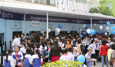 Khu vực trải nghiệm của Samsung SmartTV luôn thu hút đông đảo phụ huynh và học sinh. Khu vực trải nghiệm của Samsung SmartTV luôn thu hút đông đảo phụ huynh và học sinh