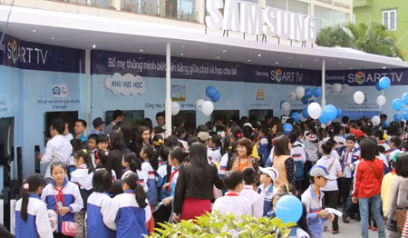 Khu vực trải nghiệm của Samsung SmartTV luôn thu hút đông đảo phụ huynh và học sinh. Khu vực trải nghiệm của Samsung SmartTV luôn thu hút đông đảo phụ huynh và học sinh