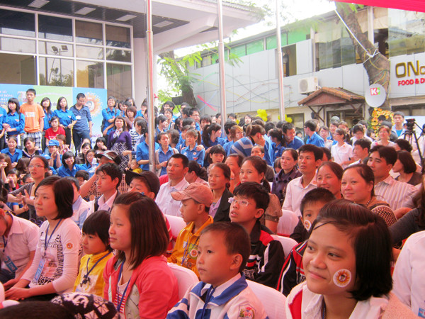 Đông đảo các em nhỏ, phụ huynh và các bạn tình nguyện tham gia ngày hội
