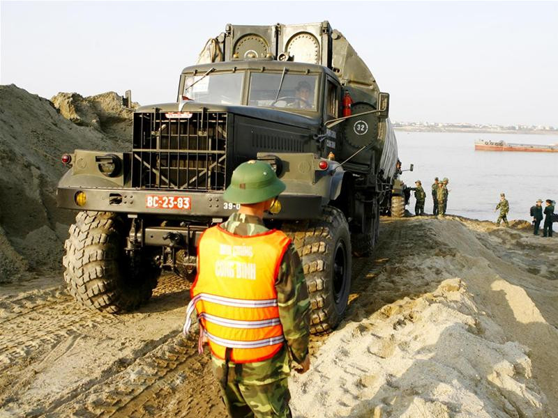 Xe chở phao đang thả phao xuống sông - Ảnh: Hồng Vĩnh