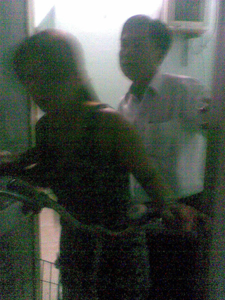 Ông H.H.T. nằm võng với cán bộ thuộc cấp.m