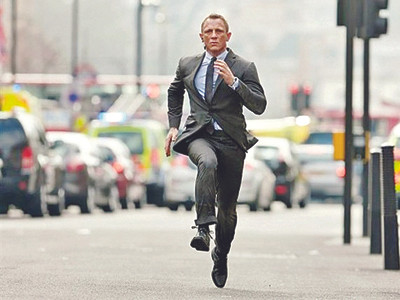 Daniel Craig và bước chạy quen thuộc trong “Skyfall“