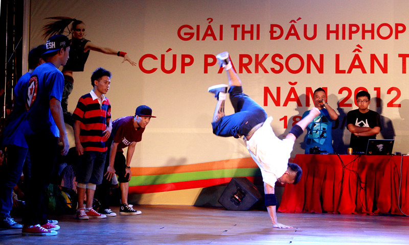 Giữ thăng bằng bằng tay cũng là một trong những động tác kỹ thuật khó