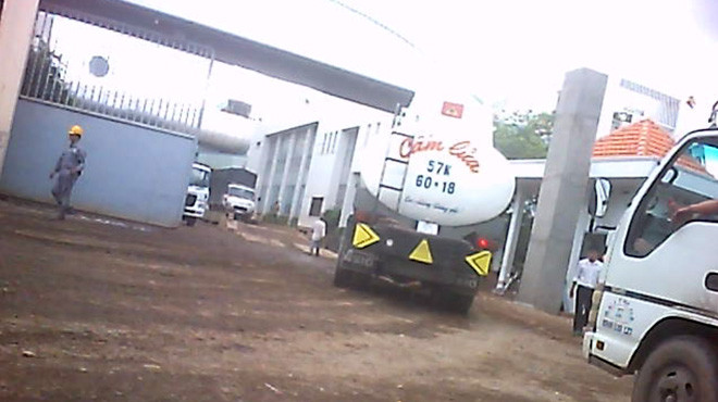 Xe bồn chở dầu pha chế từ bãi Trâu Điên bán cho Công ty An Hưng Tường. Ảnh: Tuổi Trẻ