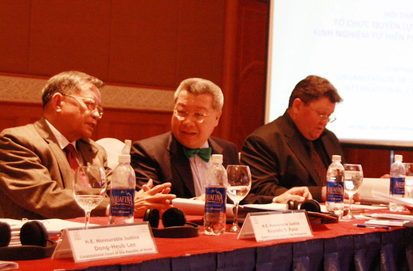 Phần lớn học giả cho rằng, những tiếng nói của thiểu số phải được tiếp thu khi sửa hiến pháp