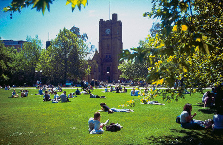 Sinh viên trong khuôn viên một trường Đại học ở Melbourne (Úc)