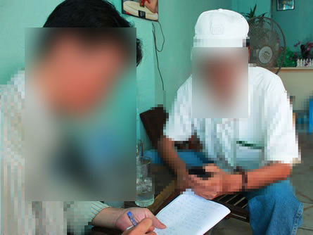 Ông T. trao đổi với phóng viên