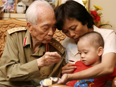 Đại tướng Võ Nguyên Giáp với cháu nội và con gái Võ Hồng Phúc năm 1994