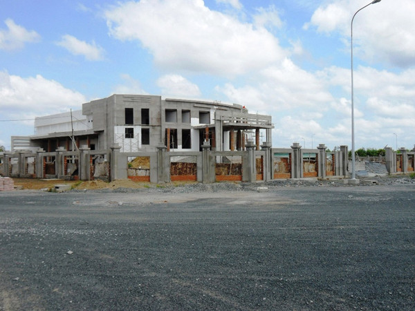 Dự án Trung tâm hành chính- chính trị tỉnh Cà Mau, nhiều hạng mục do nhà thầu Nguyễn Cẩm Nhung trúng thầu, đang xây dựng dở dang