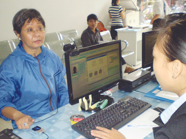 Người dân làm thủ tục khai báo thông tin cá nhân lần đầu tại UBND phường Bến Thành. Ảnh: T.L. Người dân làm thủ tục khai báo thông tin cá nhân lần đầu tại UBND phường Bến Thành. Ảnh: T.L