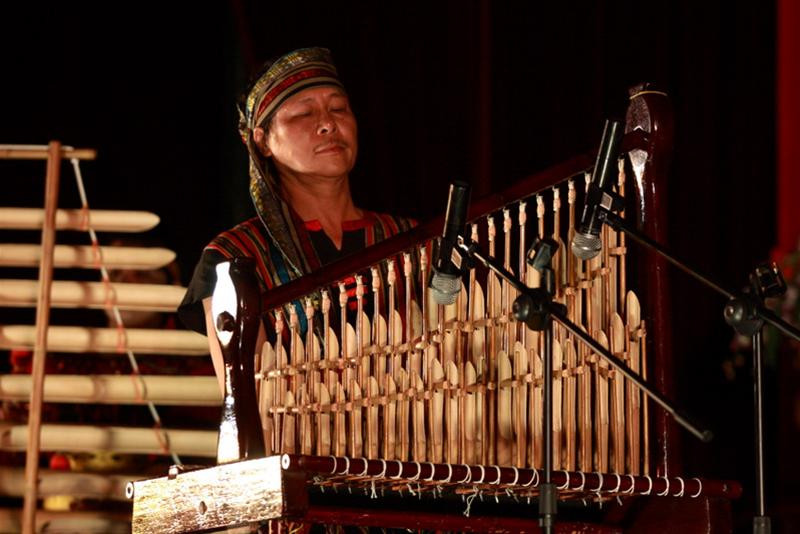 NSƯT Đồng Văn Minh độc tấu đàn tre lắc “Tây Nguyên vẫy gọi” (sáng tác của NSND Đỗ Lộc). Đàn tre lắc chính là do NSƯT Đồng Văn Minh sáng tạo ra và thường được thính giả phương Tây gọi vui là đàn bamboo piano (piano tre).