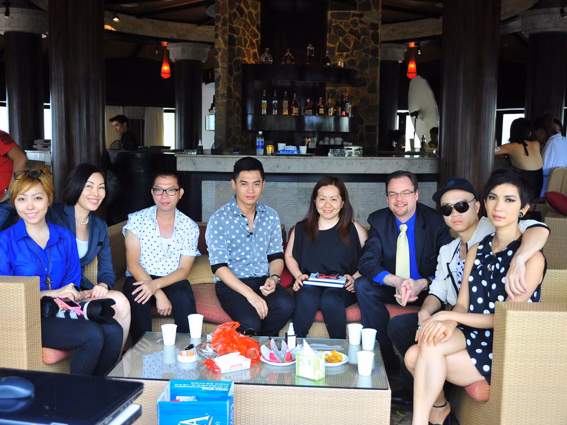 Bộ tứ giám khảo diện trang phục chấm bi 