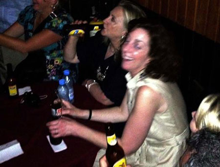 Ngoại trưởng Mỹ uống bia "thẳng từ chai". Ngoại trưởng Mỹ uống bia