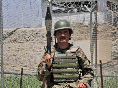 Lính Afghanistan đứng gác ngoài nhà tù Sarposa Ảnh: AP