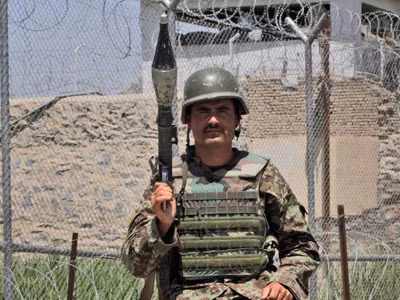 Lính Afghanistan đứng gác ngoài nhà tù Sarposa Ảnh: AP