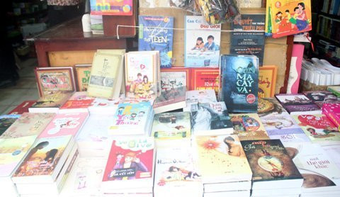 Tại vỉa hè phố Đinh Lễ. Tại vỉa hè phố Đinh Lễ