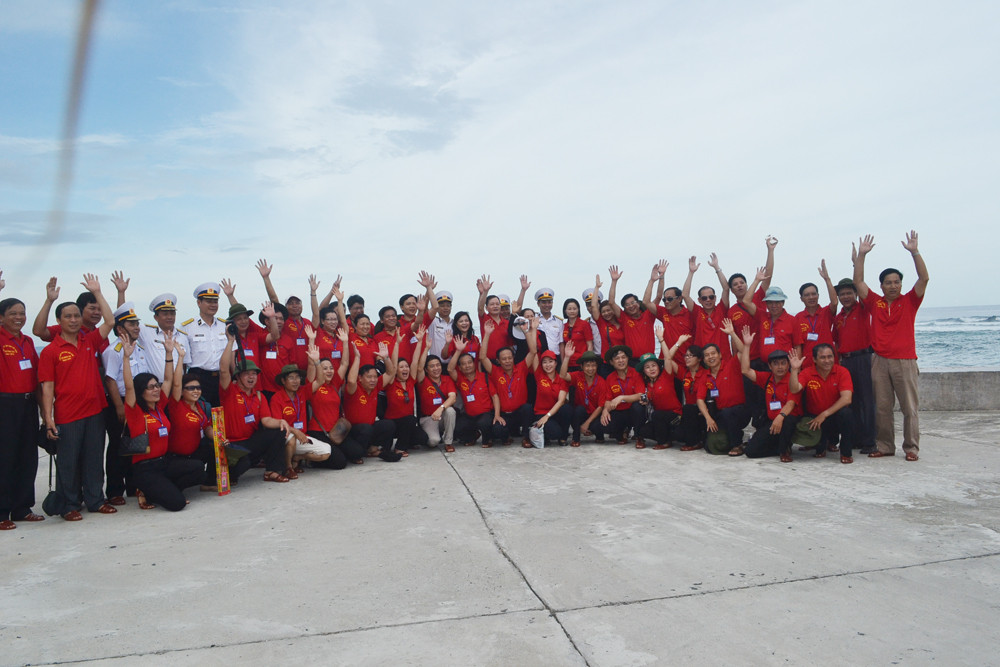 Liên đoàn LĐVN chào đất liền từ đảo Song Tử tây