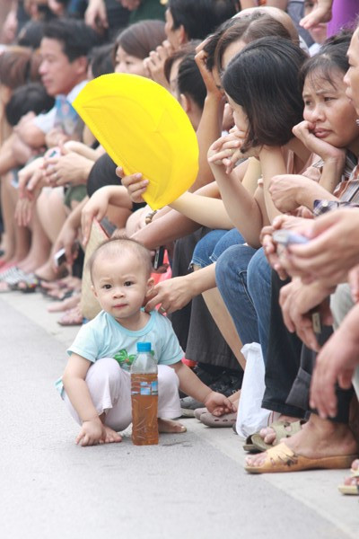 Người dân chen chúc dưới lòng đường